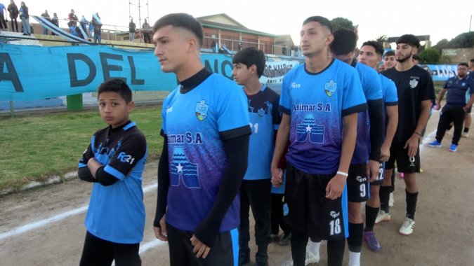 En su tradicional Noche Azul, Quintero Unido presentó a su nuevo plantel con su camiseta de Asimar S.A.