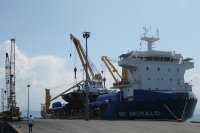 Desde Vietnam zarparon dos nuevos remolcadores que reforzarán la flota de SAAM en Chile