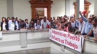 Con protesta de portuarios que apoyan el T2 y apoyo de ciudadanos que se oponen al proyecto asumió el nuevo alcalde de Valparaíso Jorge Sharp.