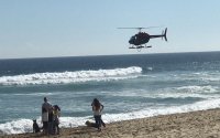 En espectacular operativo del 137 la Armada rescató a tres turistas que se ahogaban en la playa La Chépica de El Tabo.