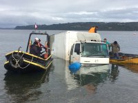Armada coordinó extracción de camión con 5 toneladas de marisco que cayó al fondo del mar