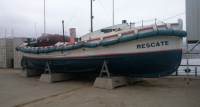 Corporación Patrimonio Marítimo y Museo Marítimo Nacional se lanzan al salvataje de histórico bote Capitán Christiansen abandonado en el muelle Barón.