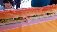 En Quintero baten récord Guinnes con sandwich de pescado frito más largo del mundo.