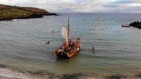 Puerto Quintero Asimar S.A. y autoridades municipales de Quintero visitan Rapa Nui durante el arribo de réplica de embarcación ancestral Kuini Analola que unió el continente con la isla en histórica travesía.