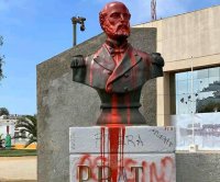 Ciudadanos limpian estatua de Arturo Prat en San Antonio, que sufrió atentado con pintura.