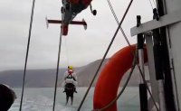 Espectacular operativo de salvataje Hi Line entre helicóptero y lancha de la Armada rescata a tripulantes atrapados por marejadas.