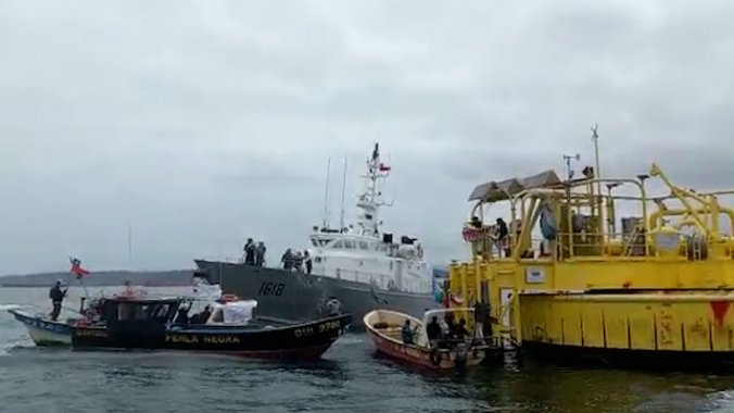 Pescadores bloquean puerto Quintero, principal terminal energético de Chile.