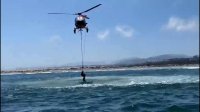 La Autoridad Marítima rescata a dos mujeres que se ahogaban en Quintero luego de ser arrastradas por una corriente.