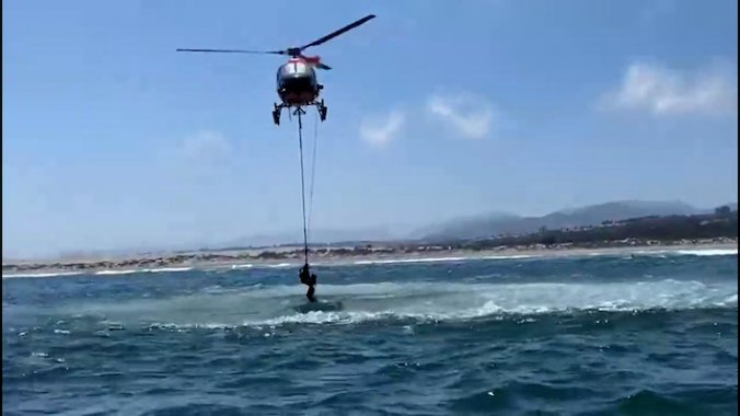 La Autoridad Marítima rescata a dos mujeres que se ahogaban en Quintero luego de ser arrastradas por una corriente.
