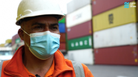 Conozca a Víctor Peñailillo el operador de contenedores que mueve toneladas de carga