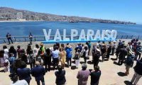Puerto Valparaíso inaugura letras gigantes para potenciar el turismo en Valparaíso