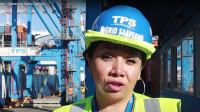 Con motivo de las celebraciones del Día Internacional de la Mujer destacamos el caso de Ingrid Saavedra una trabajadora portuaria de TPS