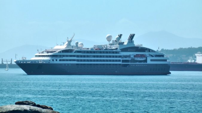 Lujoso crucero Le Boréal, realizó una inusual recalada en el puerto de Quintero
