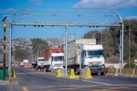 Puerto San Antonio instala pórtico de lectura de patentes de camiones y contenedores para aumentar eficiencia operativa del Nodo Logístico.