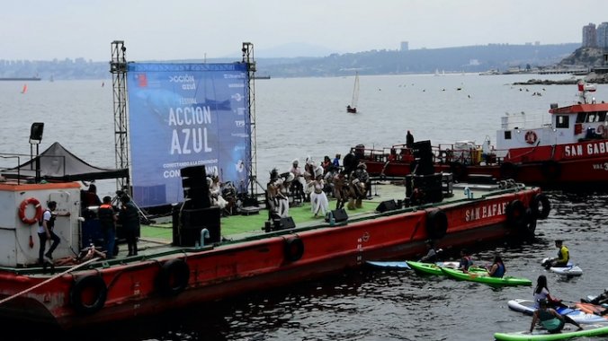 Espectáculo flotante cerró Festival Acción Azul realizado en el Puerto de Valparaíso.