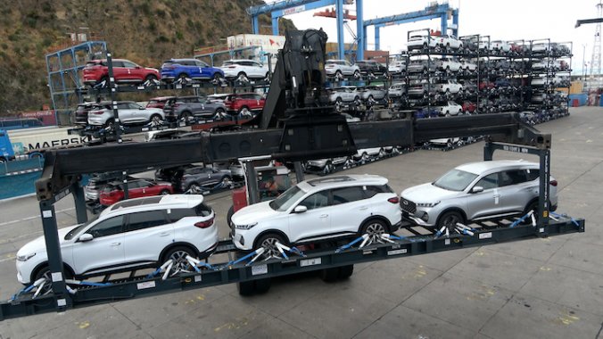 Terminal Pacífico Sur recibió nuevo cargamento de automóviles con el sistema Flat Rack.