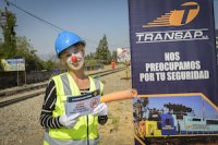 Exitosa campaña de seguridad con “mimos” de Transap enseña de prevención y seguridad en la vía férrea