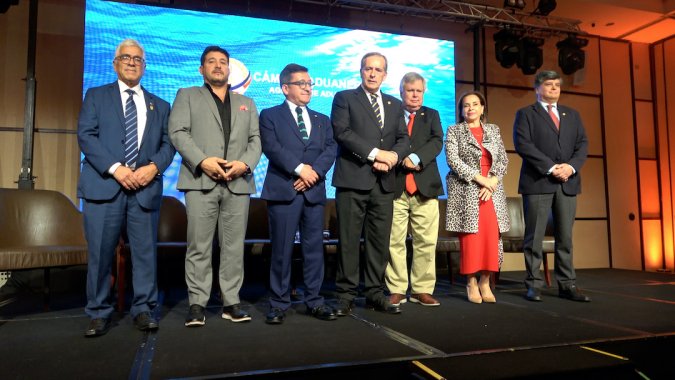 Por amplia mayoría Felipe Serrano es reelegido como presidente de la Cámara Aduanera de Chile junto a otros integrantes de su directiva.