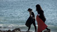 En el marco de las celebraciones del Mes del Mar, voluntarios limpiaron la playa San Mateo de Valparaíso.