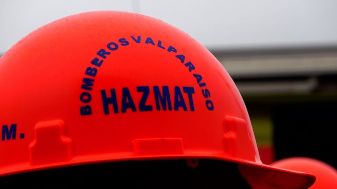 Grupo Hazmat de Bomberos de Valparaíso se prepara para obtener certificación nacional en el manejo de cargas peligrosas.