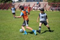 Puerto San Antonio y el club deportivo SAU realizaron clínica de fútbol para estudiantes de la comuna