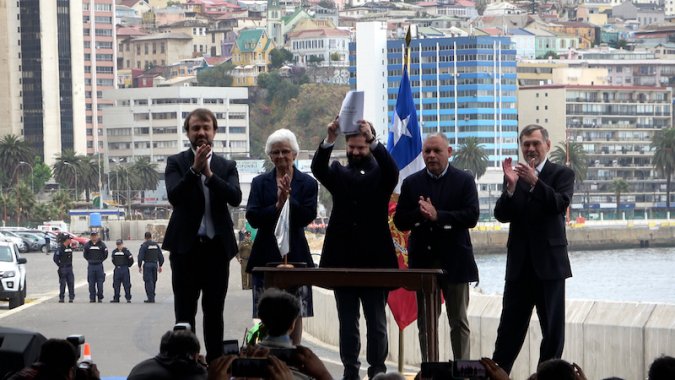 Firman histórico Acuerdo por Valparaíso que permitirá conciliar la expansión portuaria con el desarrollo de la ciudad.