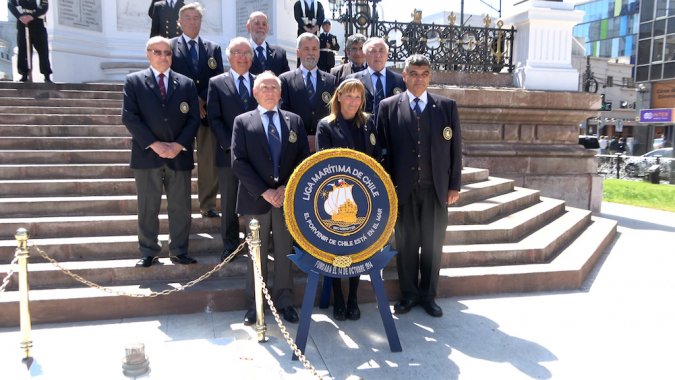 En su aniversario 109, la Liga Marítima depositó una ofrenda durante el cambio de guardia en el monumento a los Héroes de Iquique.