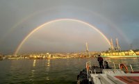 Con los tradicionales pitos y chorros de agua más un maravilloso arco iris Valparaíso dijo adiós al Decano de los Prácticos.