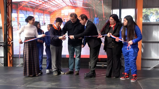 Con apoyo de Fundación CSAV inauguran remodelado gimnasio de la Escuela Padre André Coindre de San Antonio.