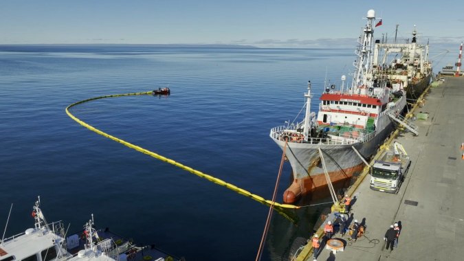 Empresa Portuaria Austral confirma seguridad de sus muelles ante derrame de hidrocarburos.