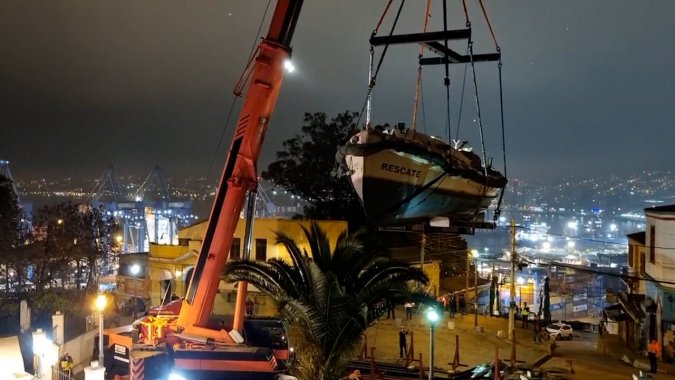 Rescate patrimonial del histórico bote salvavidas Capitán Christiansen que estaba abandonado en el borde costero.