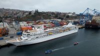 Un verdadero resort flotante que está dando la vuelta al mundo arribó a Valparaíso.