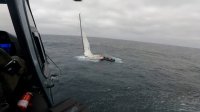 Gracias a la oportuna y valerosa acción de marinos chilenos se rescató a tres tripulantes de yate que se hundió en el mar.