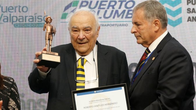 Cámara Aduanera distinguió al empresario y dirigente gremial Roberto Fantuzzi Hernández.