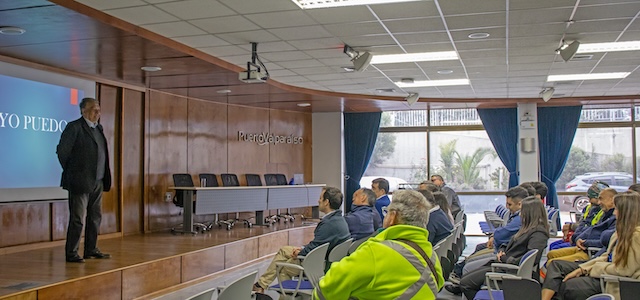 Elías Figueroa entregó charla motivacional a trabajadores de TPS.