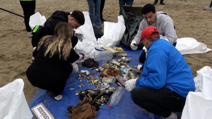 TPS lideró operativo de limpieza de la Playa San Mateo de Valparaíso.