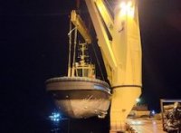 Ian Taylor coordinó compleja descarga de remolcador eléctrico de 50 toneladas en Puerto Montt