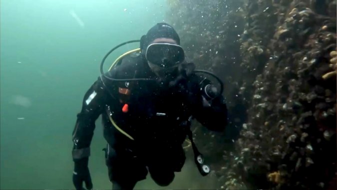 El doctor de la Universidad de Magallanes, Andrés Mancilla, destaca la colaboración de la Armada con el mundo científico.