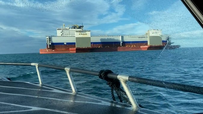El buque transporta buques más grande del mundo cruzó el Estrecho de Magallanes.