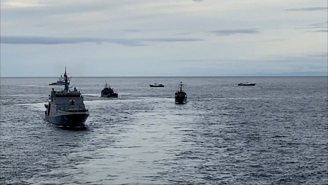 Flota naval chilena realiza ejercicios en el Estrecho de Magallanes frente a Punta Arenas.