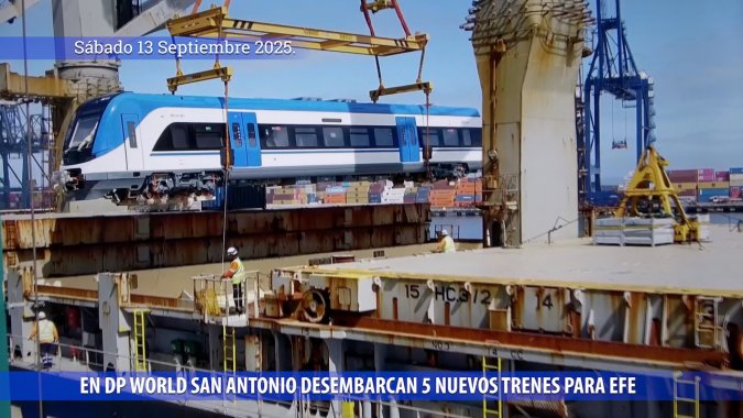 En DP World San Antonio descargan 5 nuevos trenes para el Servicio EFE de Valparaíso.