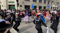 La agrupación de cueca “Alma Marinera” participó en un pie de cueca en Plaza de Armas de Punta Arenas.