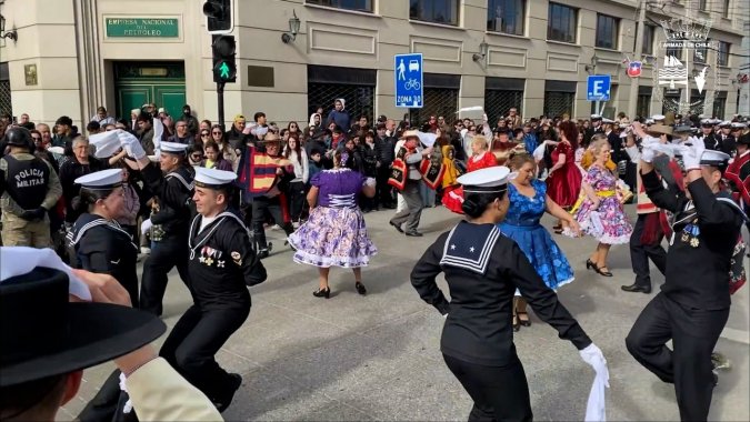 La agrupación de cueca “Alma Marinera” participó en un pie de cueca en Plaza de Armas de Punta Arenas.