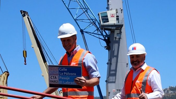 Un bus para el transporte público de Juan Fernández, zarpó desde Terminal Portuario Valparaíso, TPV.