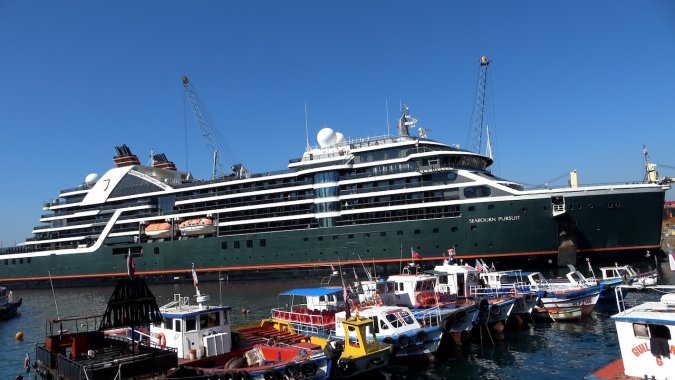 Crucero de expedición de súper lujo Seabour Pursuit, que recorre los mares del sur arribó a Valparaíso.