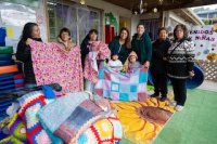 Mujeres tejedoras de “Las Arañitas de Placilla” agradecen apoyo de los Fondos Concursables de Puerto San Antonio