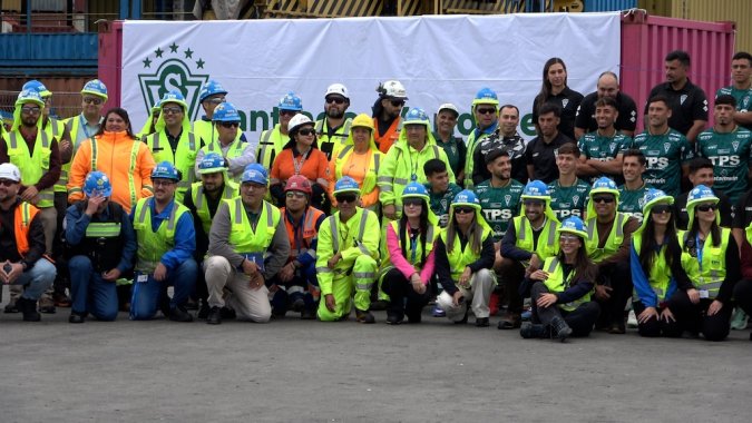 Siguiendo la tradición el equipo titular de Santiago Wanderers se tomó su fotografía oficial 2026 en los recintos portuarios de TPS.